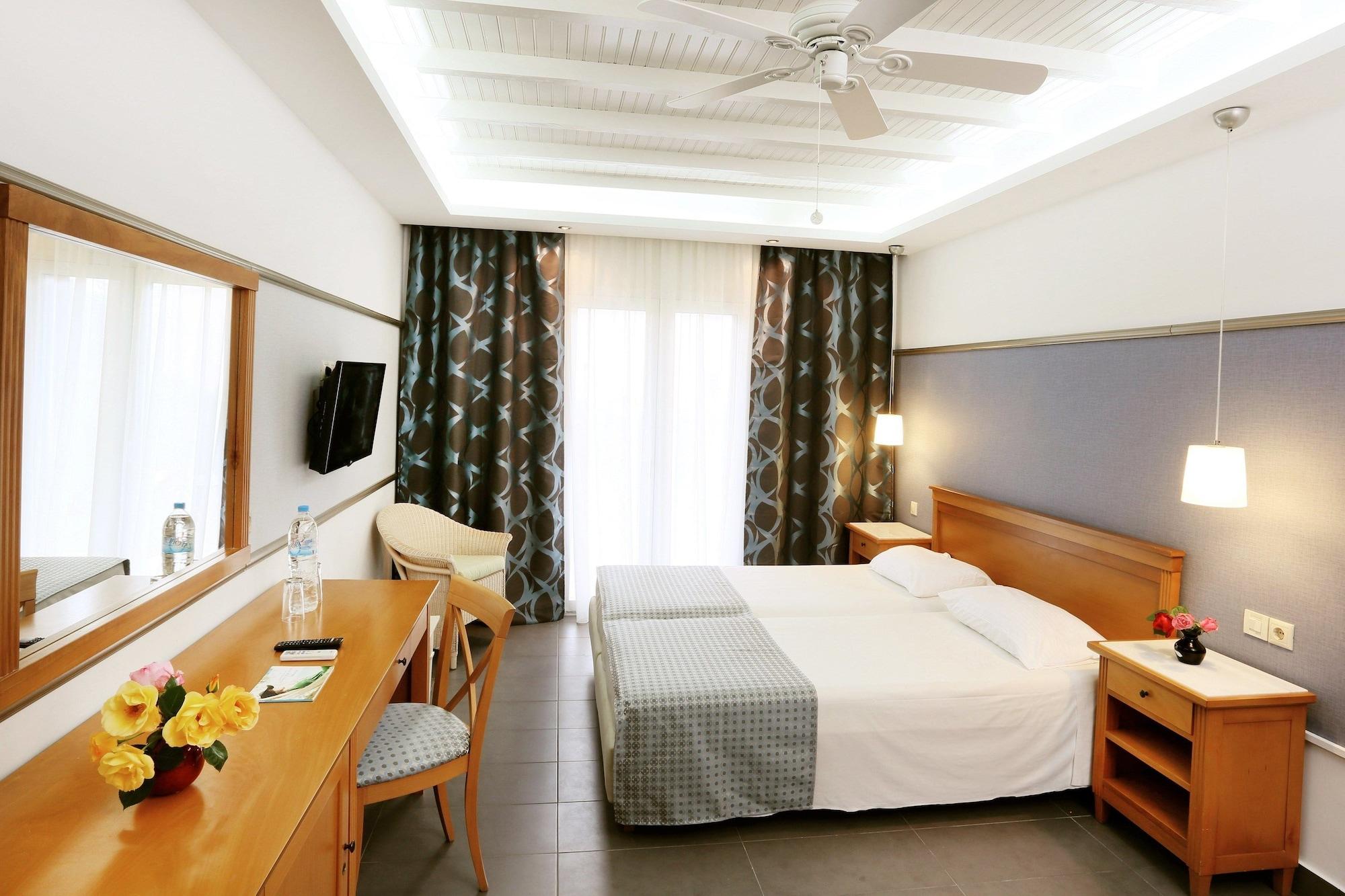 Sentido Apollo Palace Mesongí Екстериор снимка A typical room at the hotel