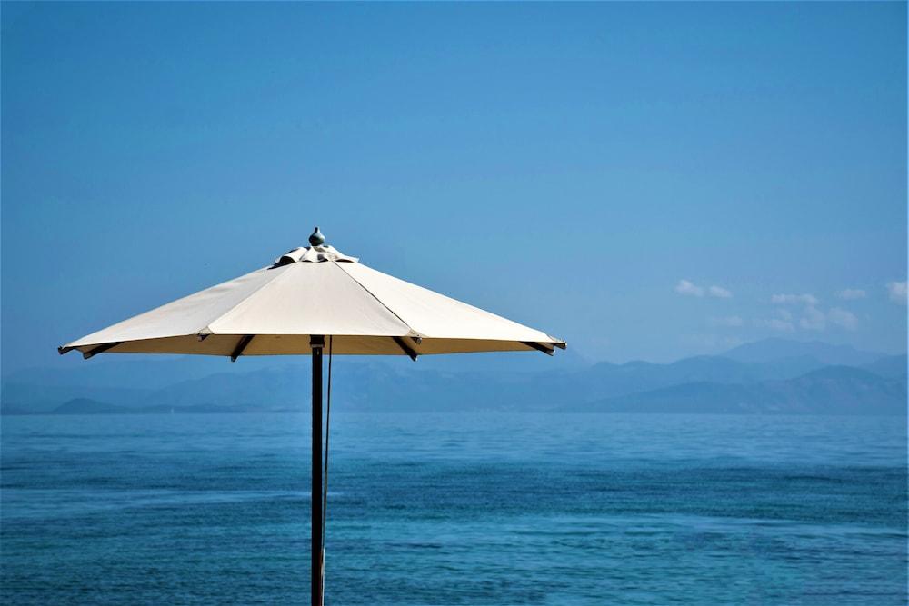Sentido Apollo Palace Mesongí Екстериор снимка A beach umbrella