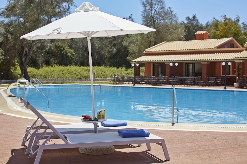 Sentido Apollo Palace Mesongí Екстериор снимка A poolside lounge chair