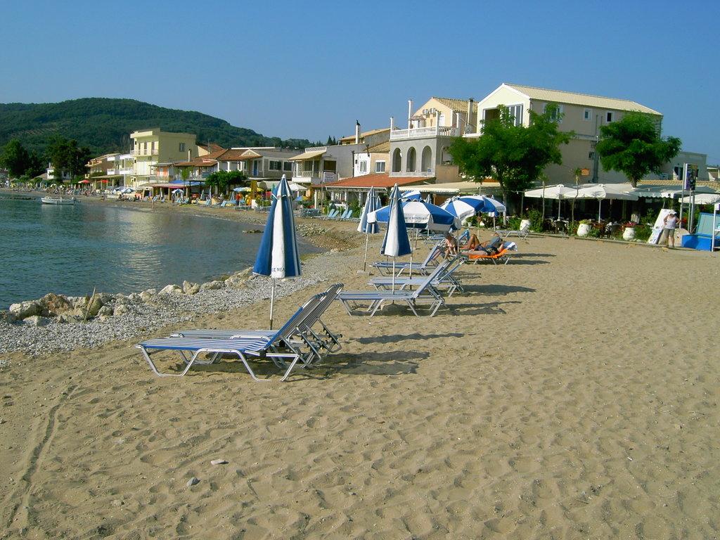 Sentido Apollo Palace Mesongí Екстериор снимка A beach in Nea Vrasna