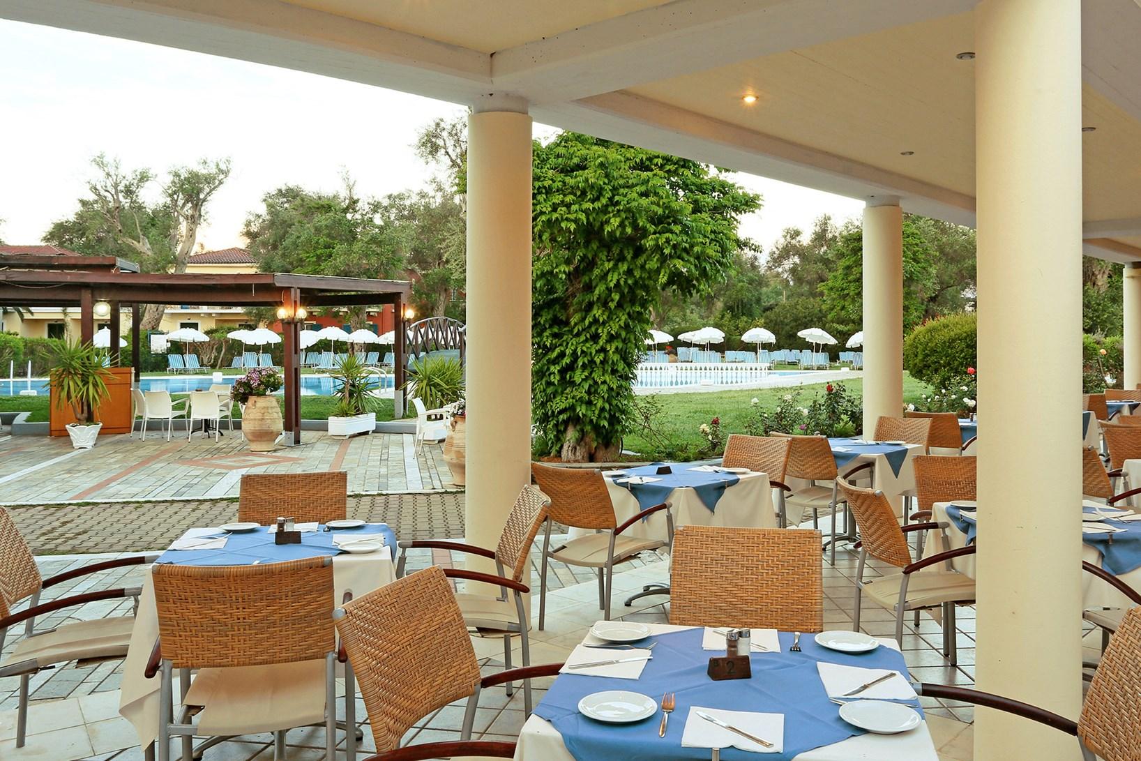 Sentido Apollo Palace Mesongí Екстериор снимка The poolside restaurant
