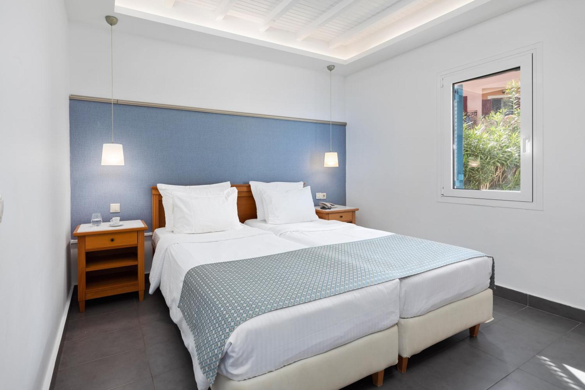 Sentido Apollo Palace Mesongí Екстериор снимка A bedroom at the hotel