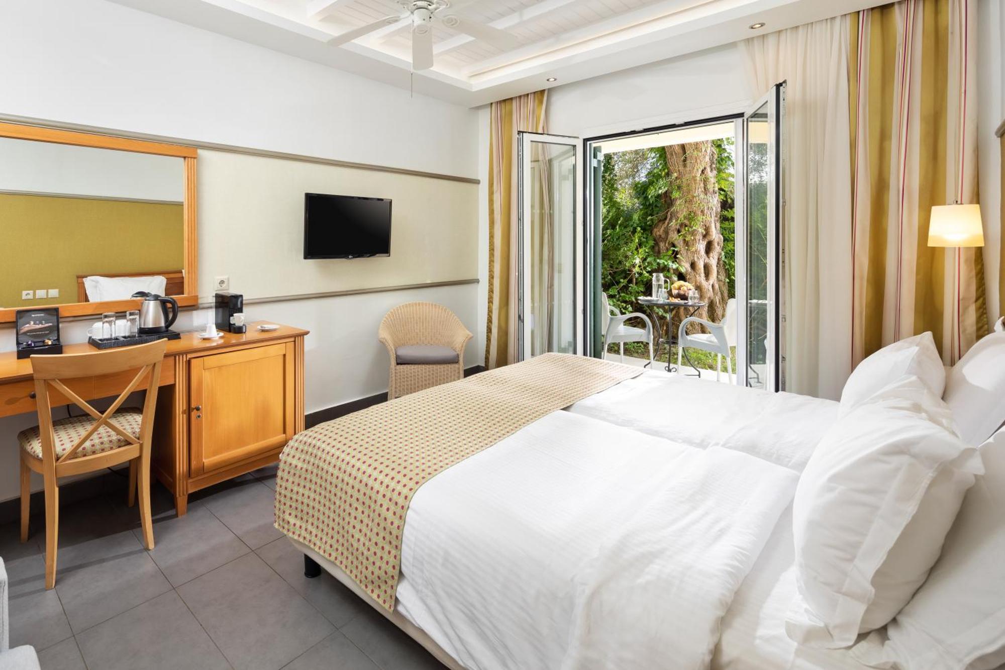 Sentido Apollo Palace Mesongí Екстериор снимка A room at the hotel