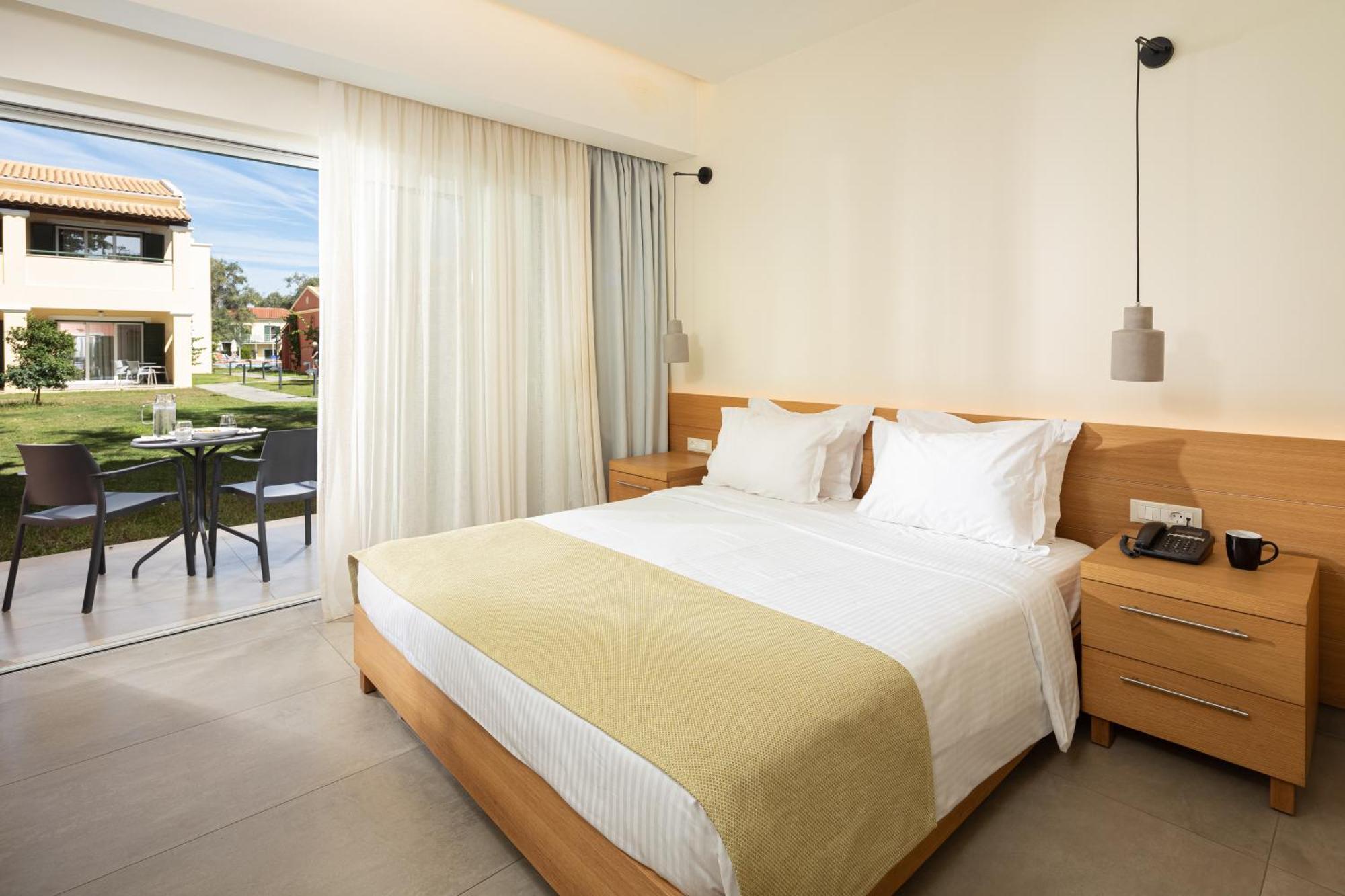 Sentido Apollo Palace Mesongí Екстериор снимка A bedroom at the resort