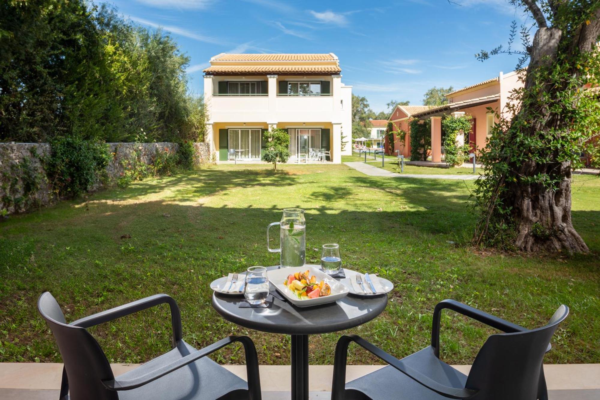 Sentido Apollo Palace Mesongí Екстериор снимка The garden of the hotel