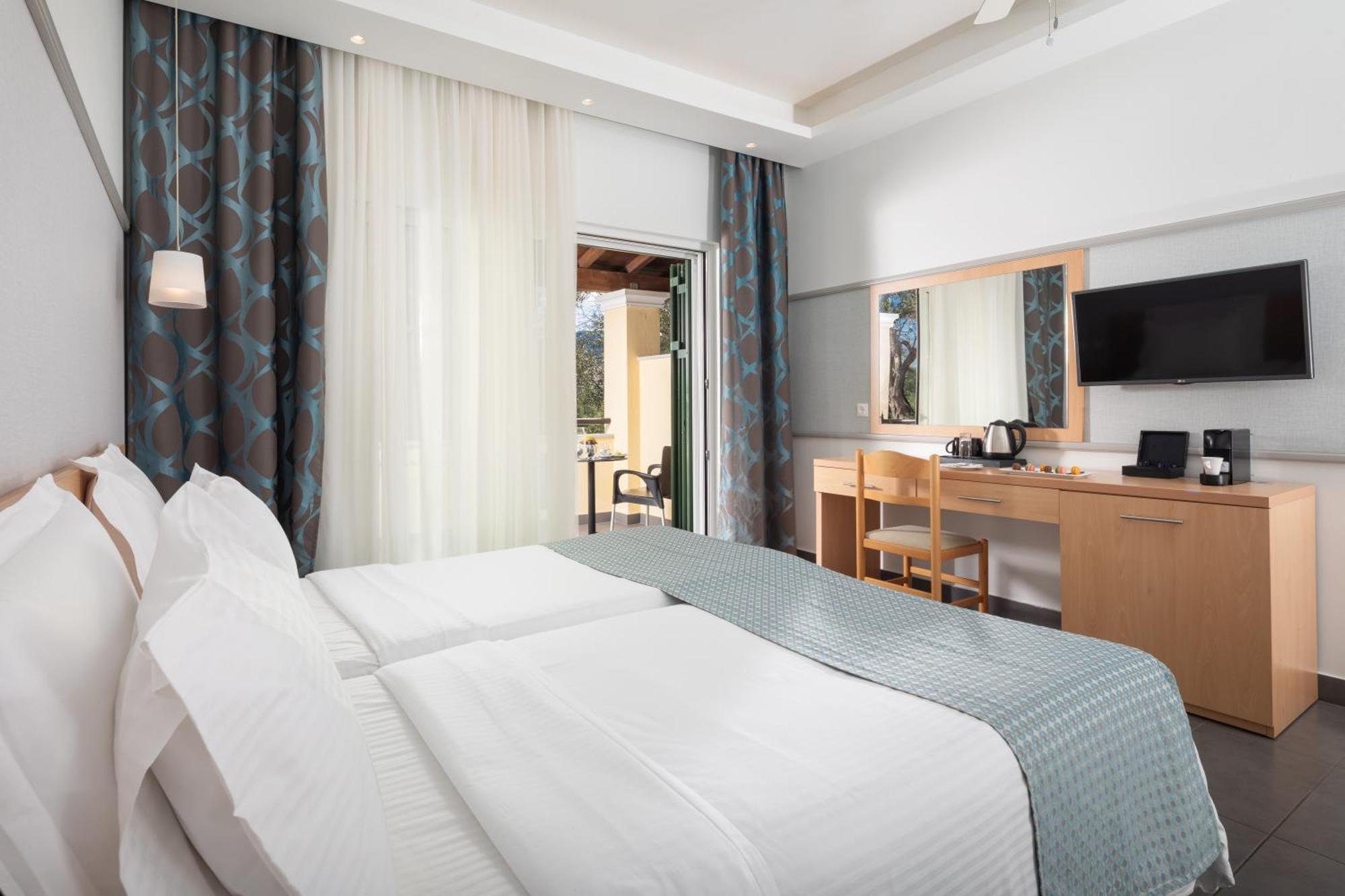 Sentido Apollo Palace Mesongí Екстериор снимка A typical room at the hotel