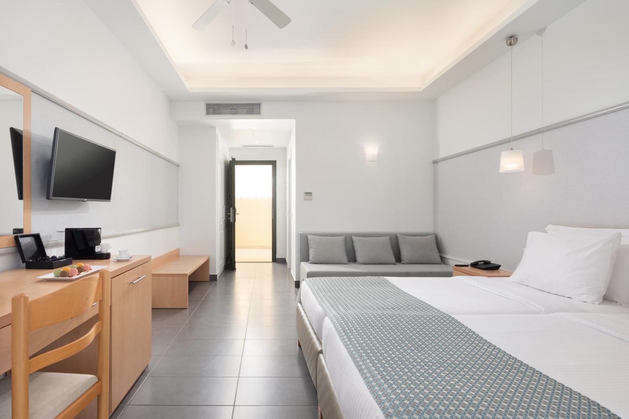 Sentido Apollo Palace Mesongí Екстериор снимка A room at the hotel