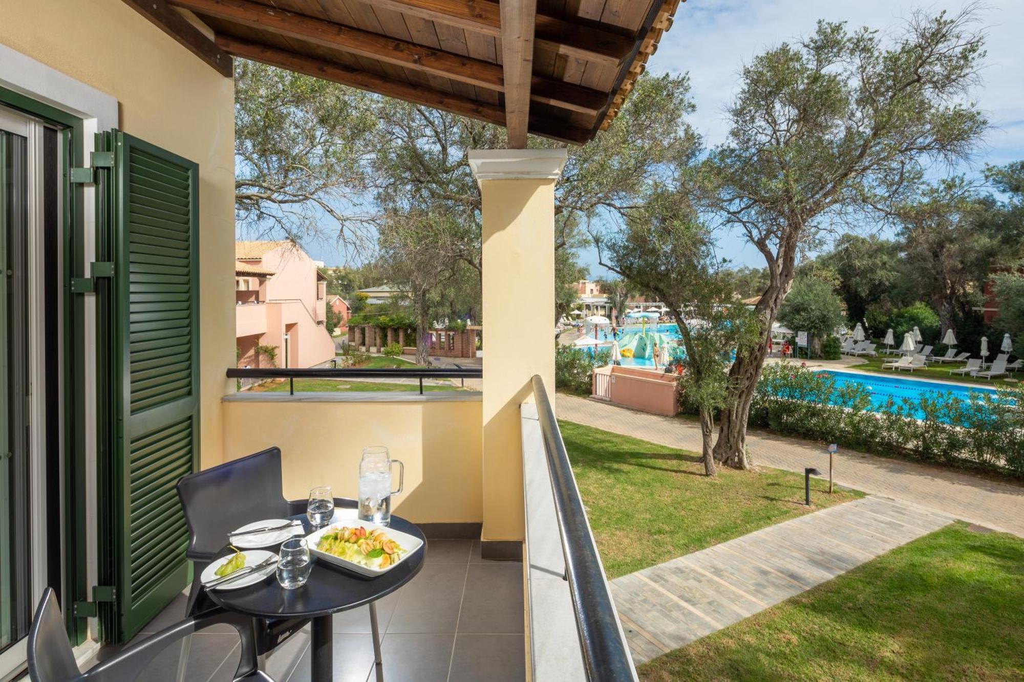 Sentido Apollo Palace Mesongí Екстериор снимка A balcony at a hotel