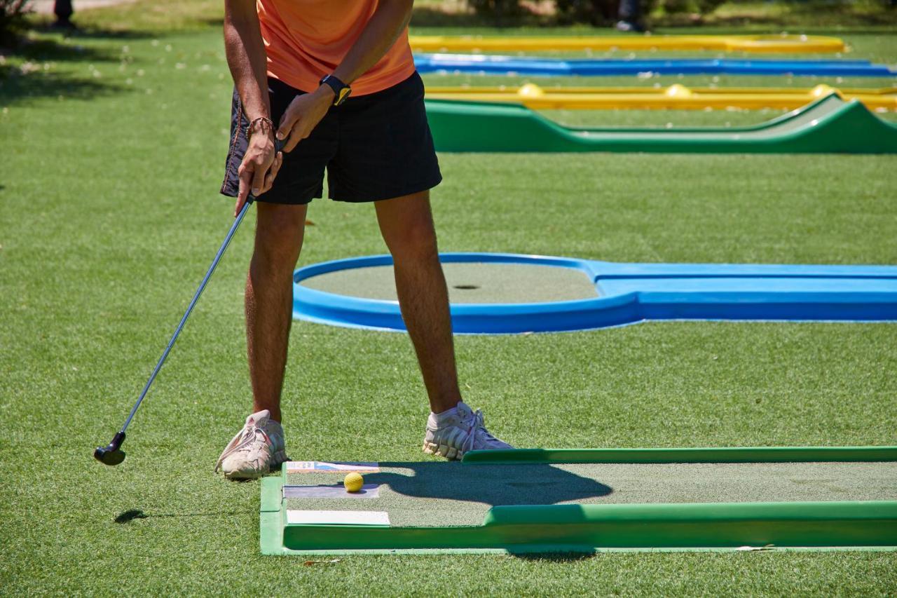 Sentido Apollo Palace Mesongí Екстериор снимка A player putting on a hole