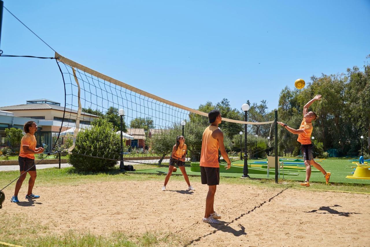 Sentido Apollo Palace Mesongí Екстериор снимка A volleyball game