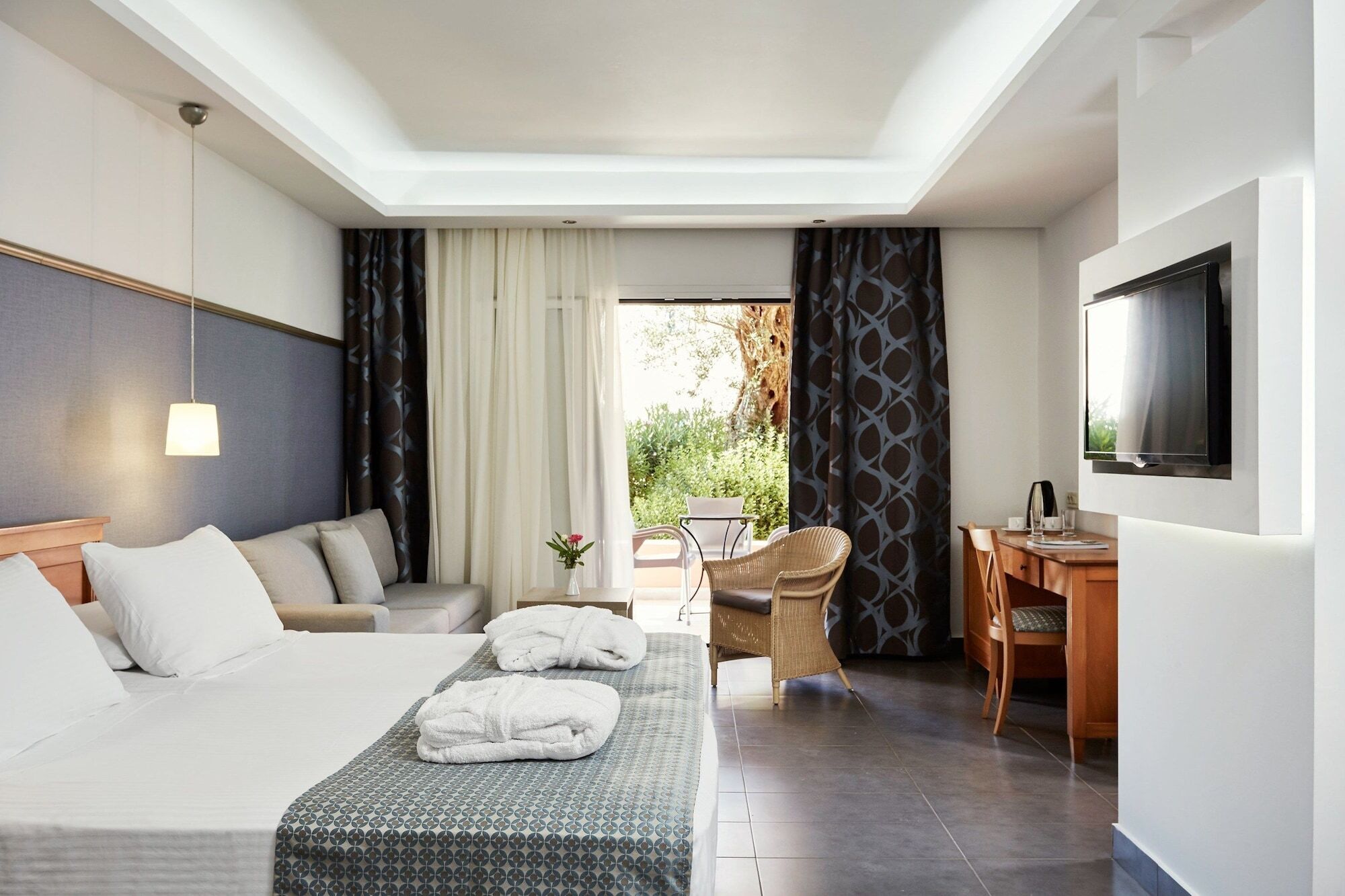 Sentido Apollo Palace Mesongí Екстериор снимка