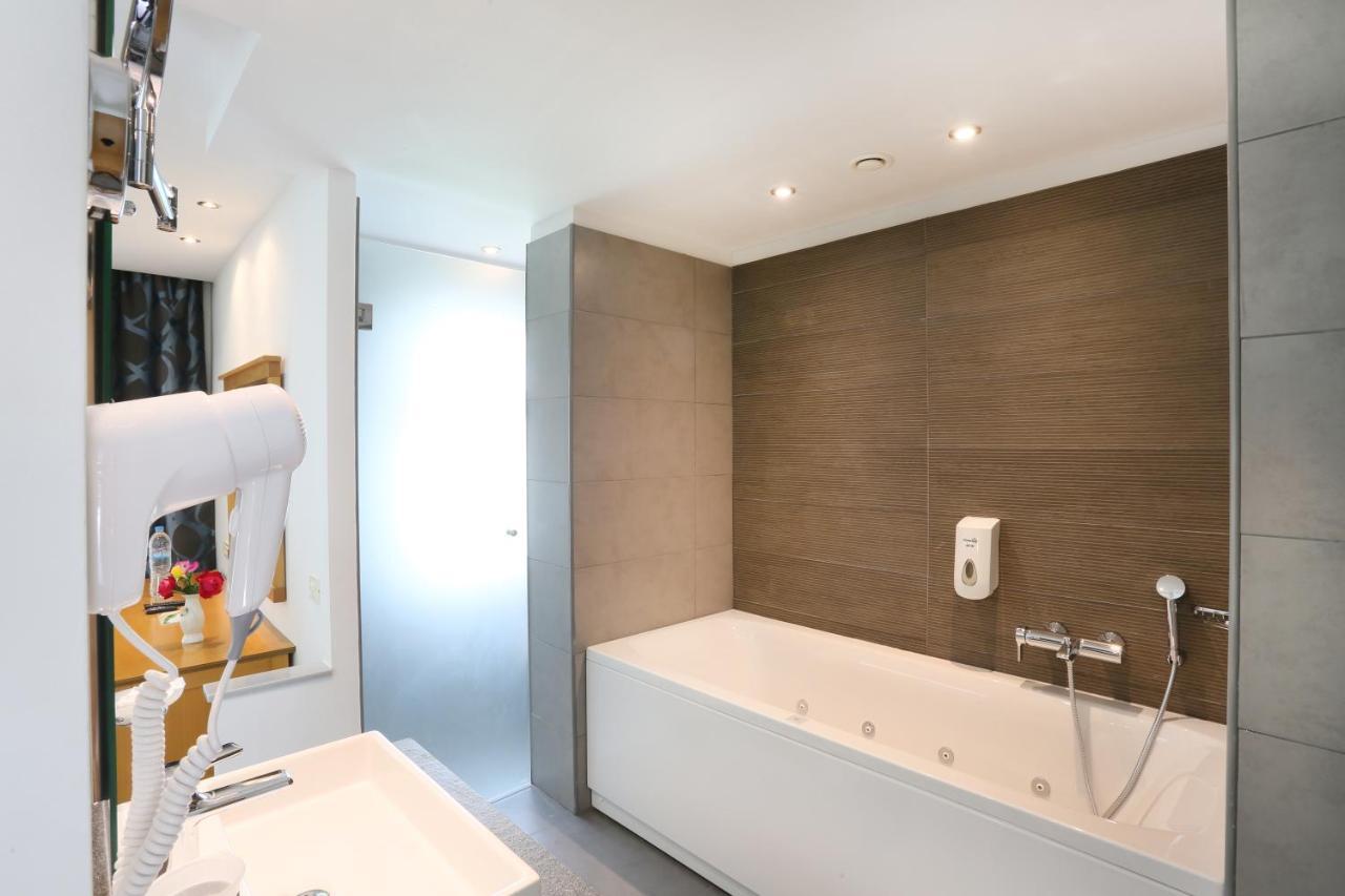 Sentido Apollo Palace Mesongí Екстериор снимка Bathroom